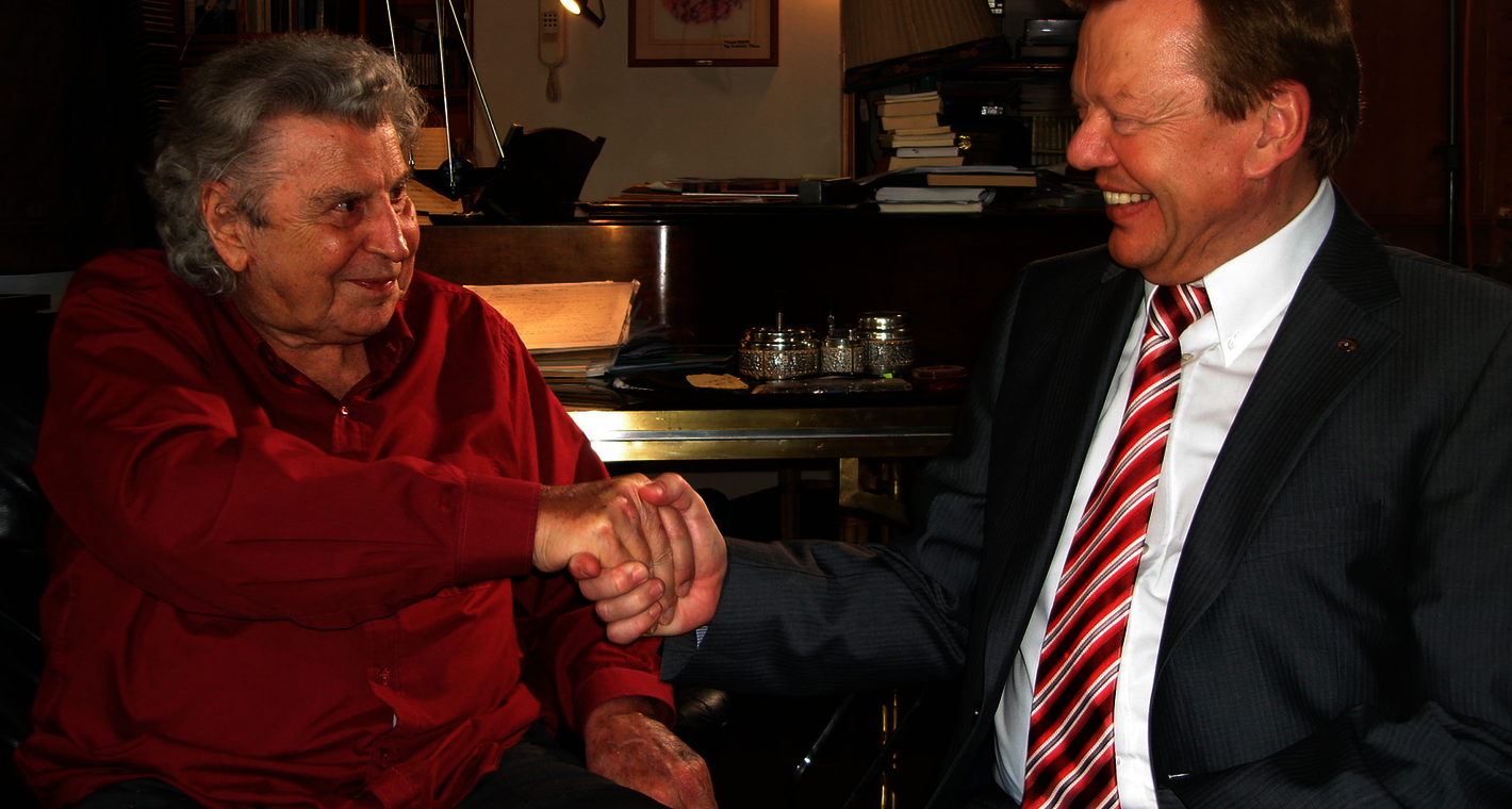 MIKIS THEODORAKIS:民族英雄、自由斗士和合唱奥林匹克运动的支持者 MIKIS THEODORAKIS:民族英雄、自由斗士和合唱奥林匹克运动的支持者